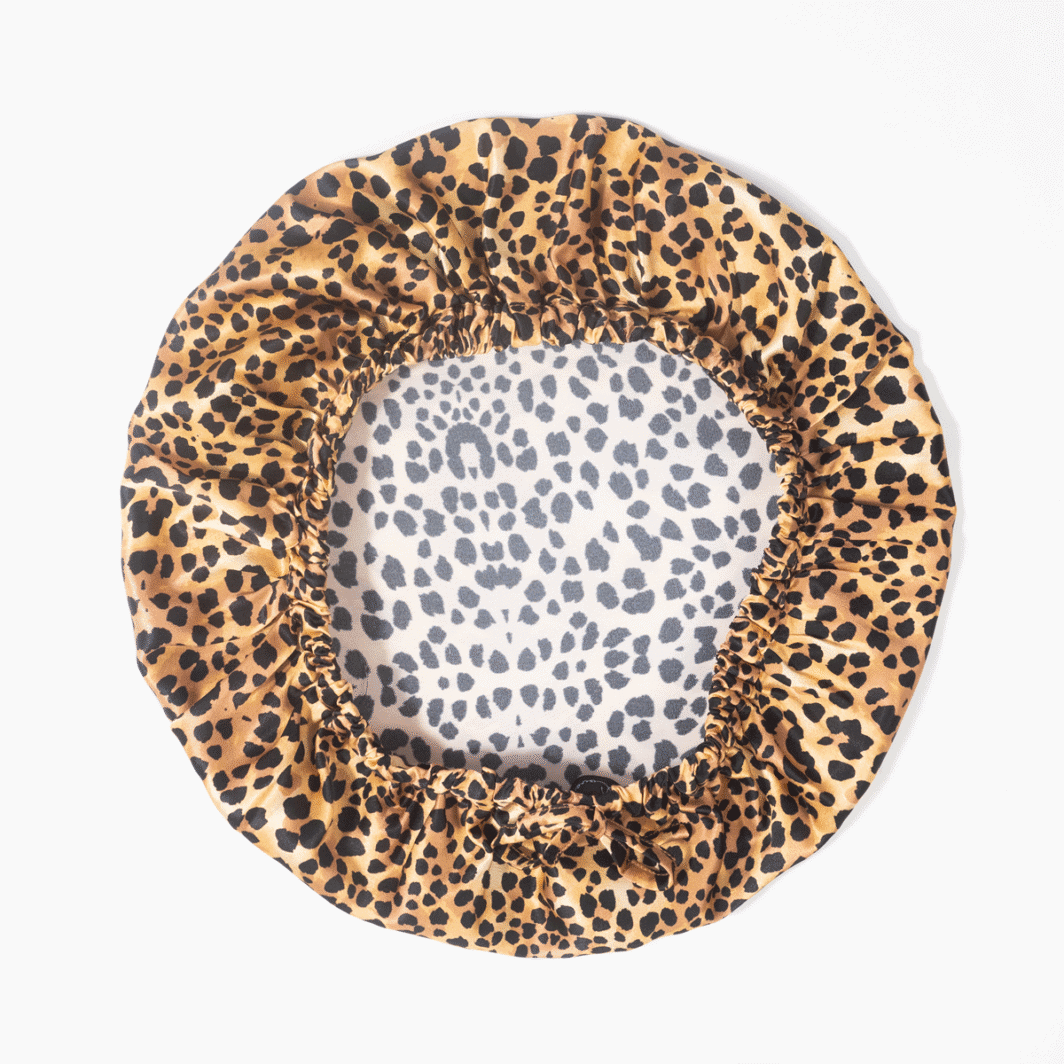 Leopardenmuster Seidenkissenbezug mit elatisch gebundener Kante aus hochwertiger Seide.