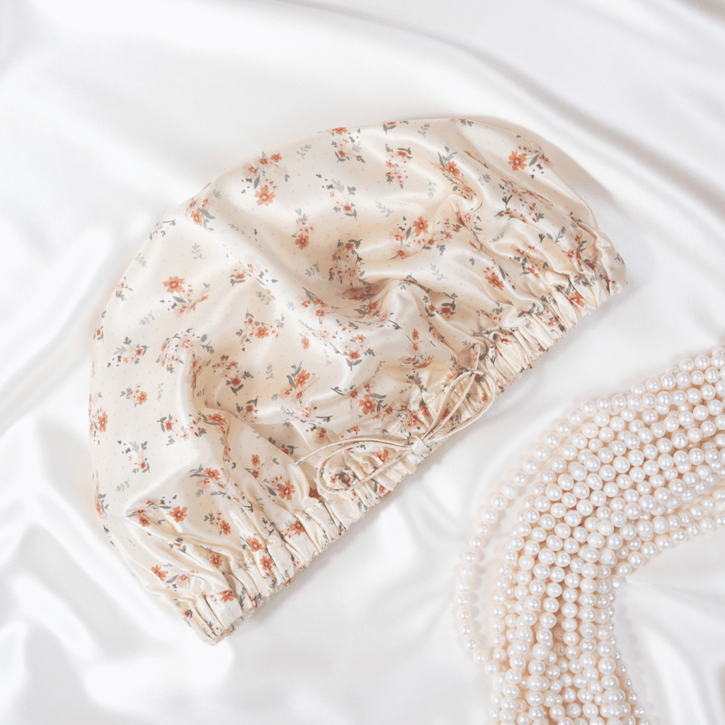 Weiches Seidenkissenbezug mit Blumenmuster, handgefertigt aus edler Seide.