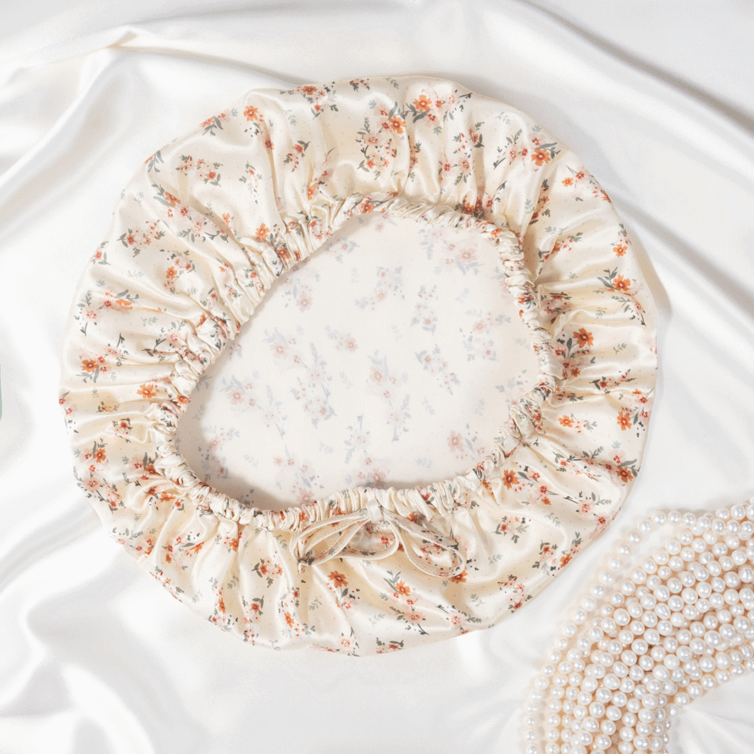 Feiner Seidenkissenbezug mit Blumendekor, handgefertigt aus edler Seide.