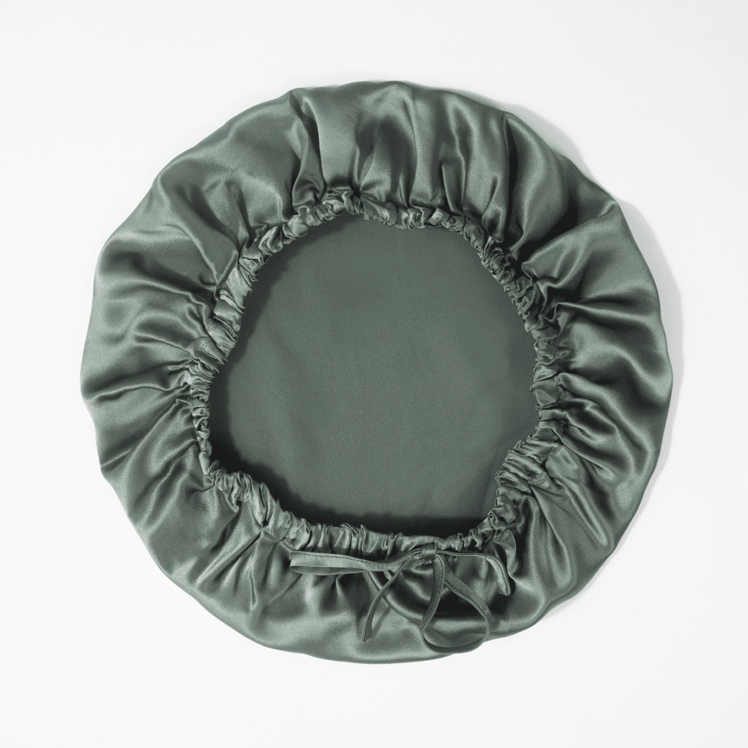 Seidenkissenbezug mit elastischem Saum aus luxuriöser Seide in Grün.
