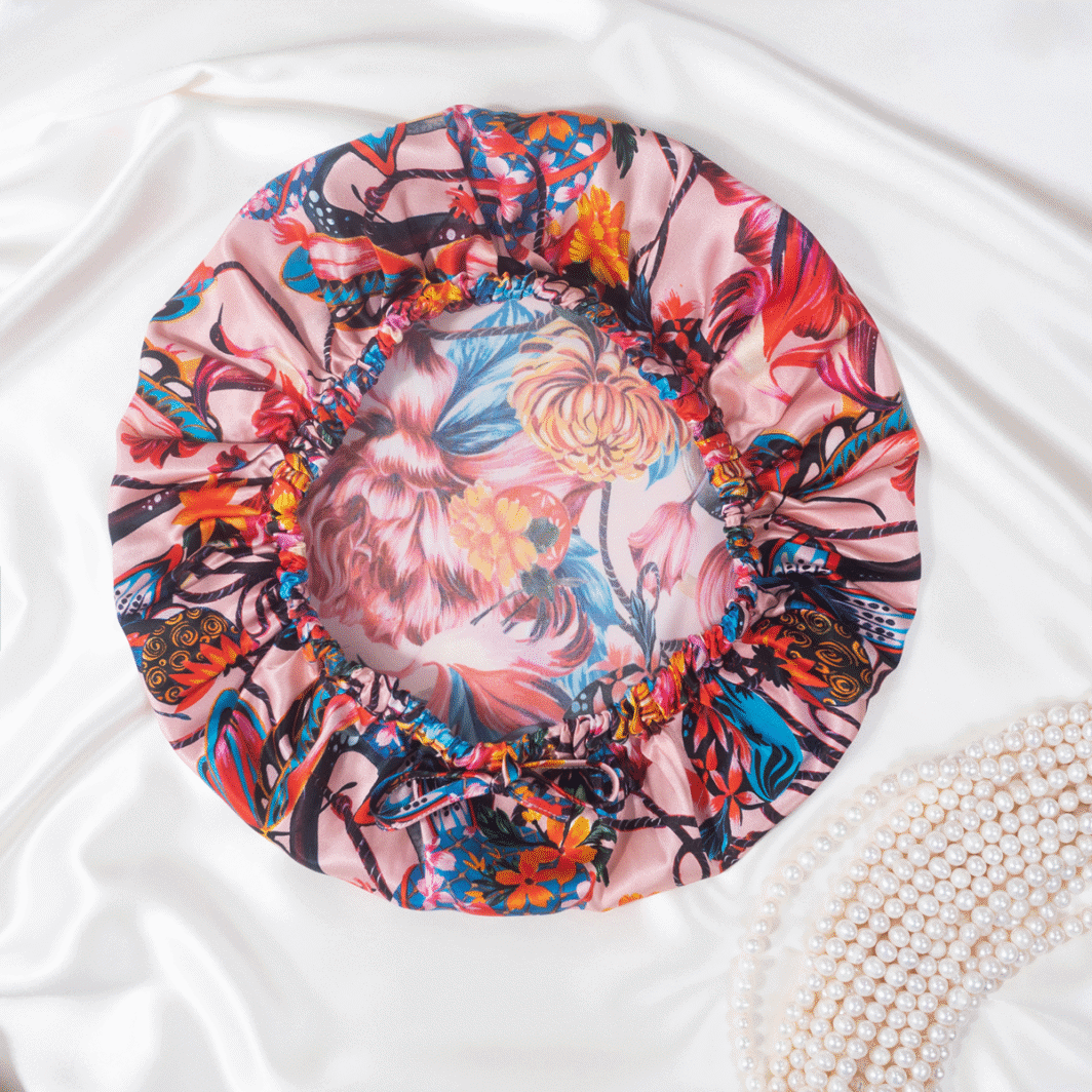 Luxus Seidenkissenbezug mit Blumenmuster, kunstvoller Seidenaccessoire für elegante Schlafzimmerdekoration.