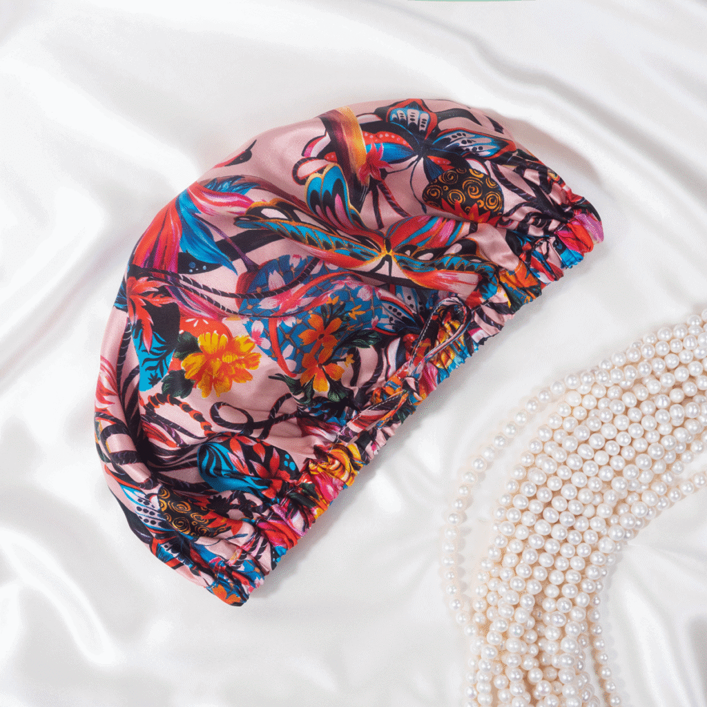 Edler Seidenkissenbezug mit buntem Blumenmuster, luxuriöse Satin-Optik, perfektes Accessoire für stilvolle Schlafzimmer.