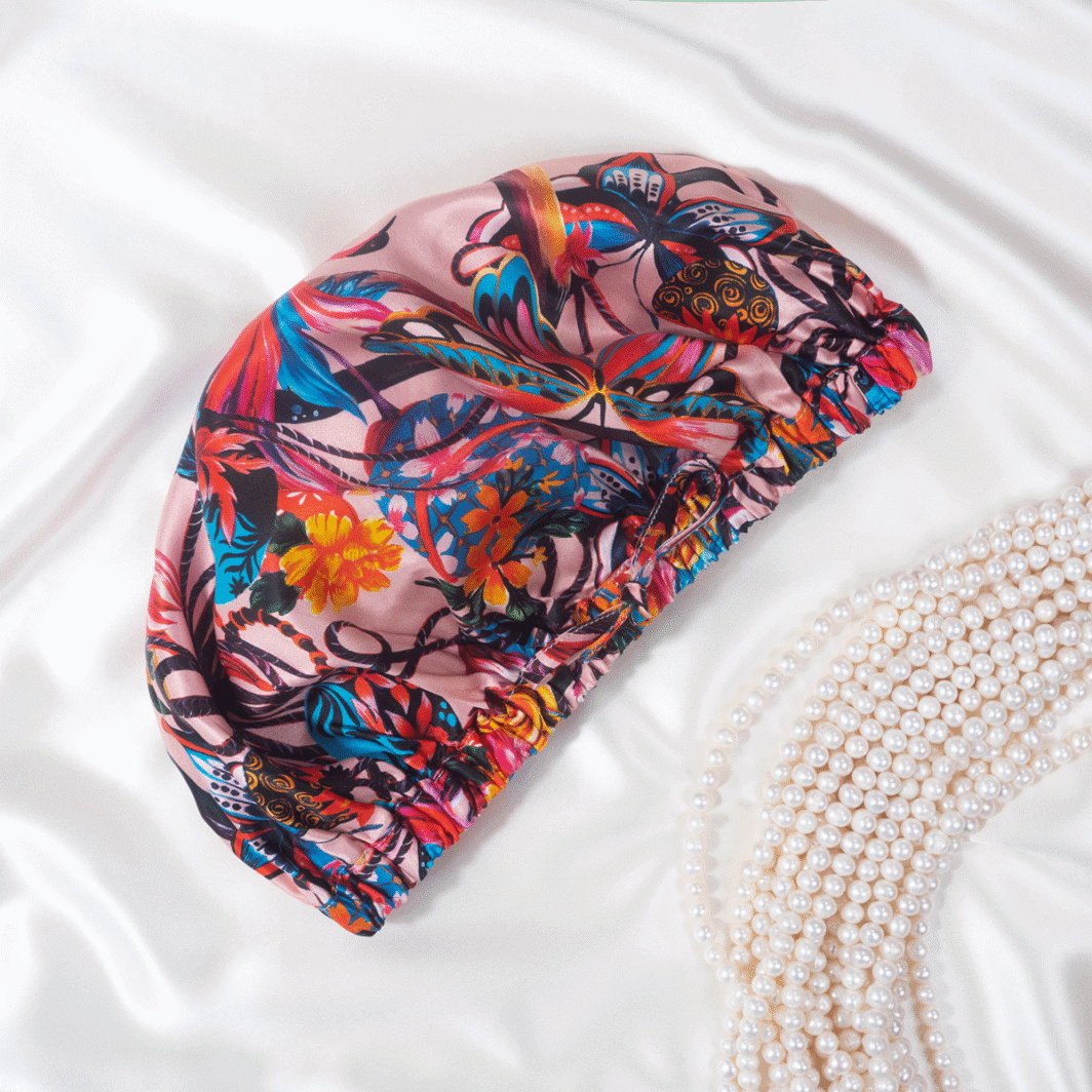 Edler Seidenkissenbezug mit buntem Blumenmuster, luxuriöse Satin-Optik, perfektes Accessoire für stilvolle Schlafzimmer.