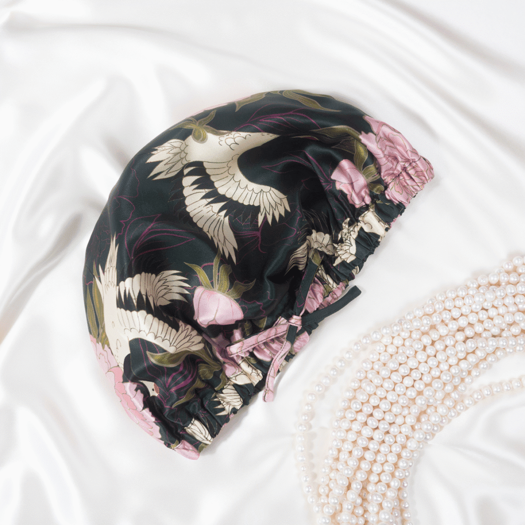 Eleganter Seidenkissenbezug mit chinesischem Drachenmuster und floralen Akzenten aus Seide.