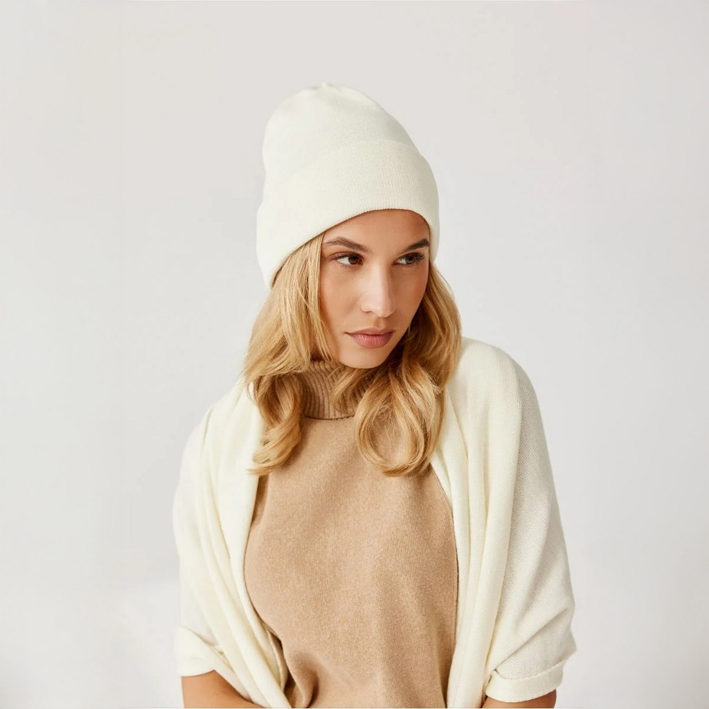 Weißer Seidenkissenbezug und Accessoires aus Seide, luxuriös und hautfreundlich.