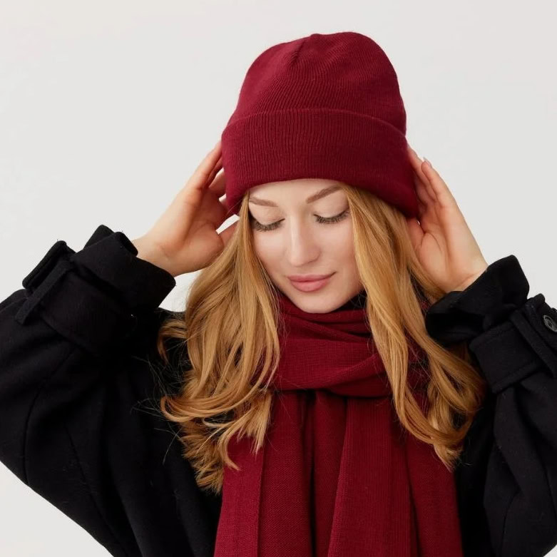 Feiner roter Seidenschal und Mütze für Damen, stilvoll und hochwertig, perfekt für den Winter.
