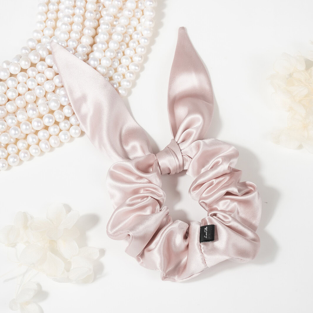 Weiche Seidenhaargummis mit Bunny-Ohren, elegant und hautfreundlich.