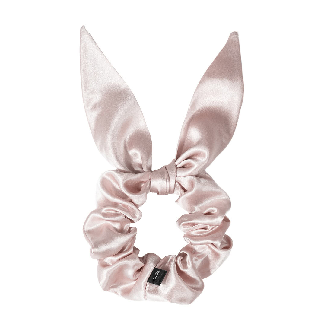 Weich glänzendes Seidenschal mit Bunny-Ohren, elegantes Accessoire für Damen.