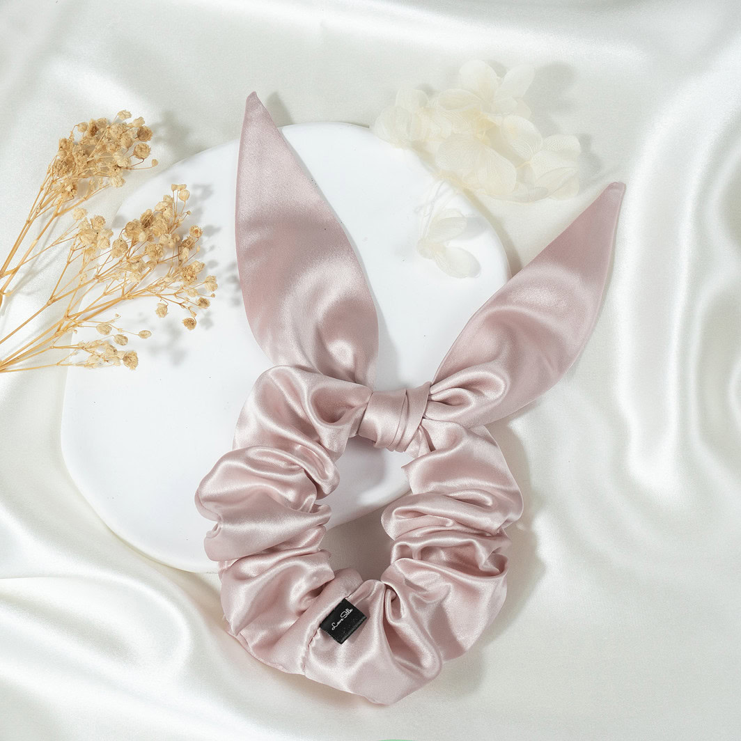 Seidenpuffohrband mit Satinohren, rosa, luxuriös, aus Seide, ideal für Schlaf und Entspannung.