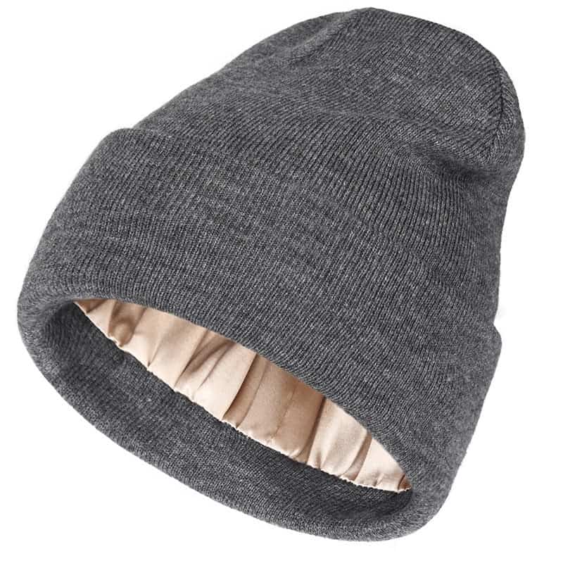 Seidenmütze Grau von LoveSilk mit Seidenfutter sichtbar.