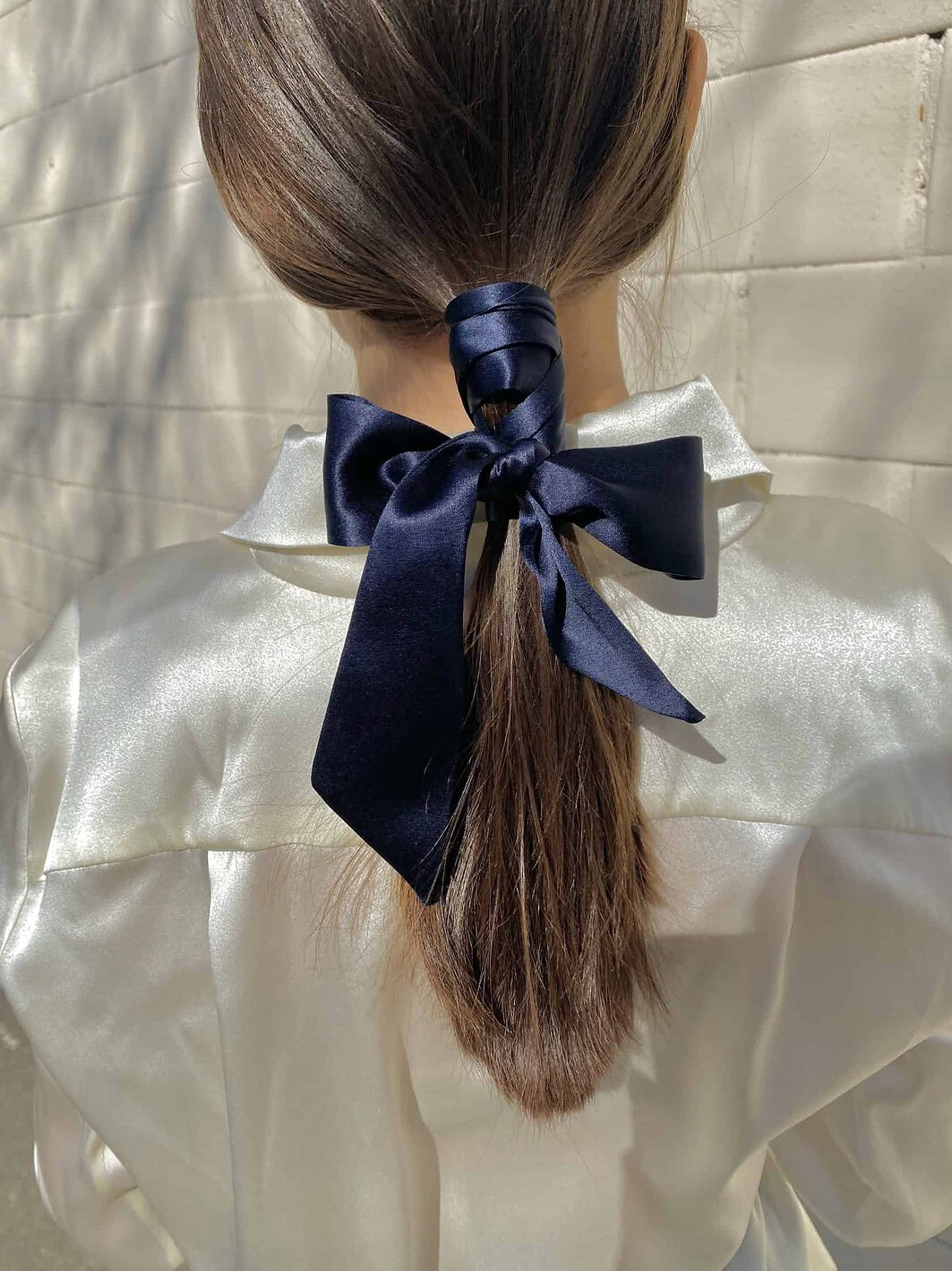 Seidenschärpe LoveSilk in Marineblau mit Haargummi.