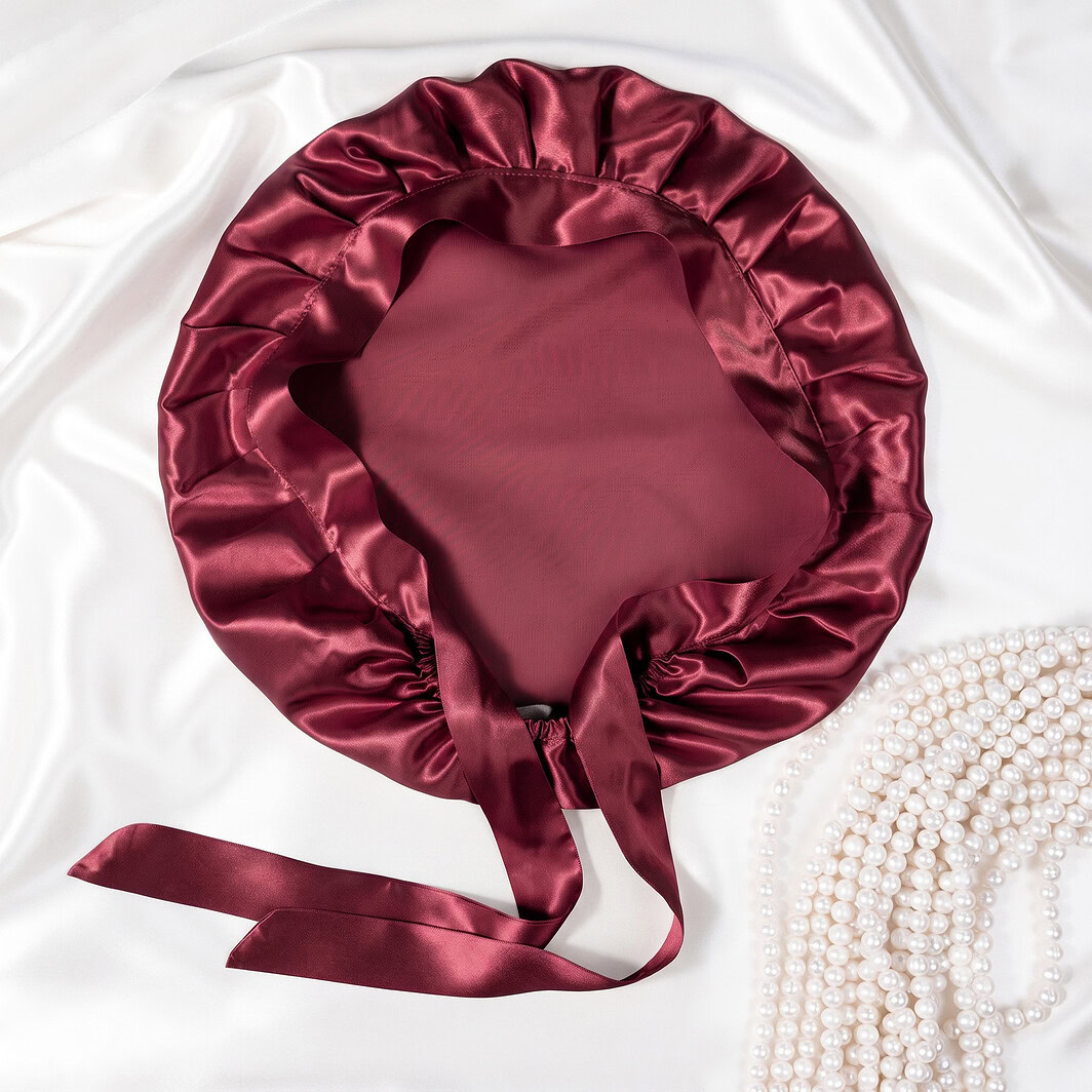 Seidenkissenbezug in Bordeauxrot LoveSilk, rund mit Satinband.