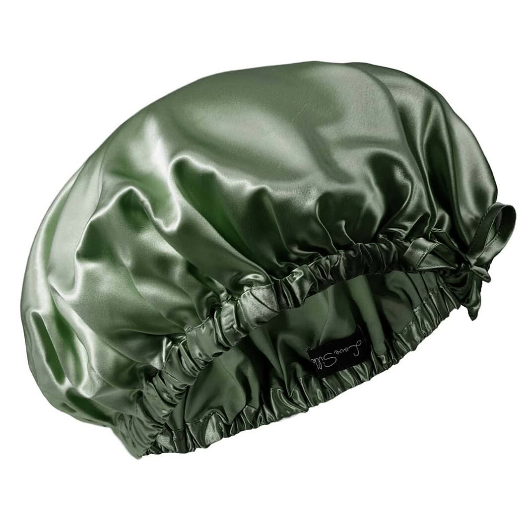 LoveSilk Seidenhaube in grünem Satin mit Gummizug.