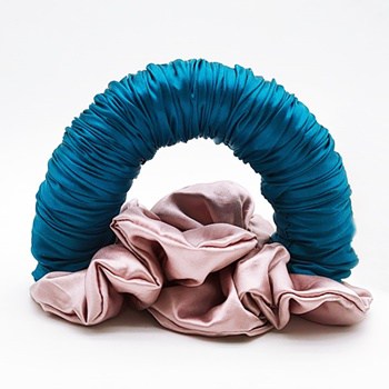Seidenhaube in Marineblau mit Haargummis LoveSilk.
