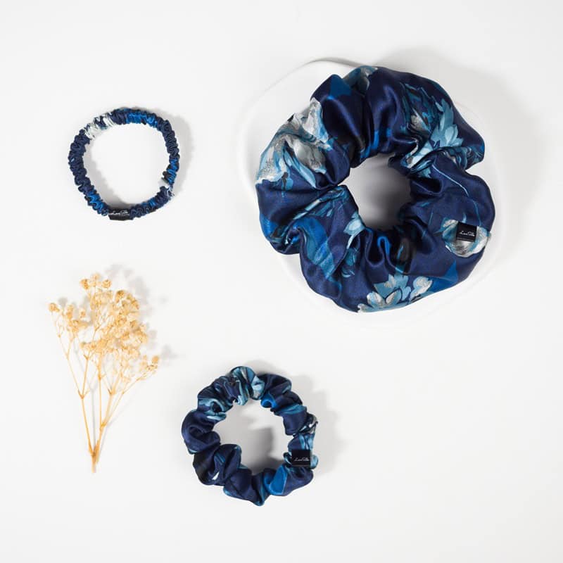 Seiden-Haargummis mit Pfingstrosen-Muster in Blau, LoveSilk.